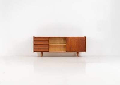 Teak sideboard by Nils Jonsson for Hugo Troeds (Sweden, 1950s). Elegant sideboard by Swedish designer Nils Jonsson, executed in warm teak. The clean, architectural form is complemented by tapered legs and balanced proportions. A distinctive feature of this piece is the set of sculpted, stepped drawers, offering both visual rhythm and practical storage. Sliding doors reveal generous interior space, making the sideboard as functional as it is refined. A timeless example of Scandinavian modern design, presented in excellent vintage condition.