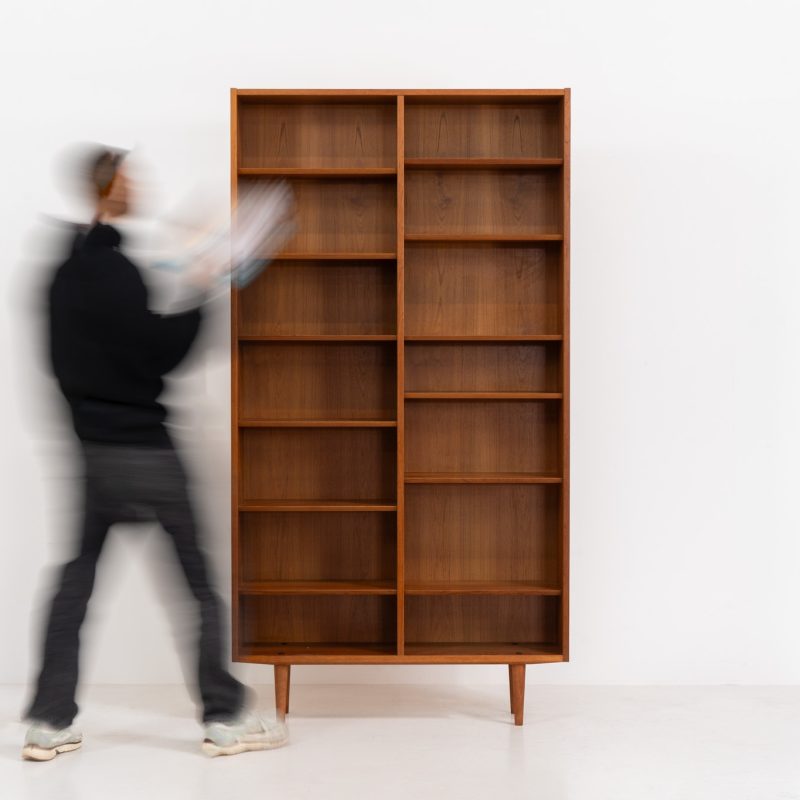 Midcentury bookcase by Poul Hundevad (Denmark, 1960s). A simple and well-built piece in teak designed by the renowned Poul Hundevad. It contains twelve adjustable shelves with beveled edges and has an amazing natural woodgrain. In excellent condition and labeled by maker. We have a second one available aswel with different proportions.
