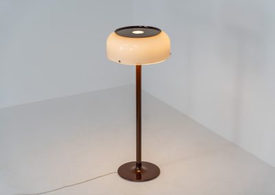 Rare “Knubbling” floor lamp by Anders Pehrson for Ateljé Lyktan (Sweden, 1970s). An absolutely spectacular design by renowned Swedish designer Anders Person, the Knubbling floor lamp is a true statement piece. The lamp features an elegant dark brown lacquered metal base, beautifully contrasted by a generous acrylic shade. Both the shade and the internal diffuser emit light in subtly different tones, creating a layered and dynamic illumination effect. When lit, the lamp reveals a warm, atmospheric glow with remarkable depth. This example remains in very good vintage condition, showing only minor surface scratches to the base consistent with age and use. A rare and collectible piece of Swedish modern lighting.