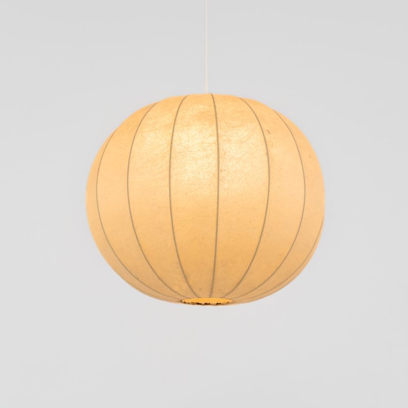 Large Cocoon pendant light (Germany, 1960s). A striking pendant crafted with a delicate polymer coating, sprayed over a white steel frame. Whether lit or unlit, it’s a true eye-catcher. Fitted with a standard E27 socket, making it fully compatible with all types of LED bulbs. In excellent vintage condition with some minor stains and an extremely minor tear in the material, only noticeable upon very close inspection.