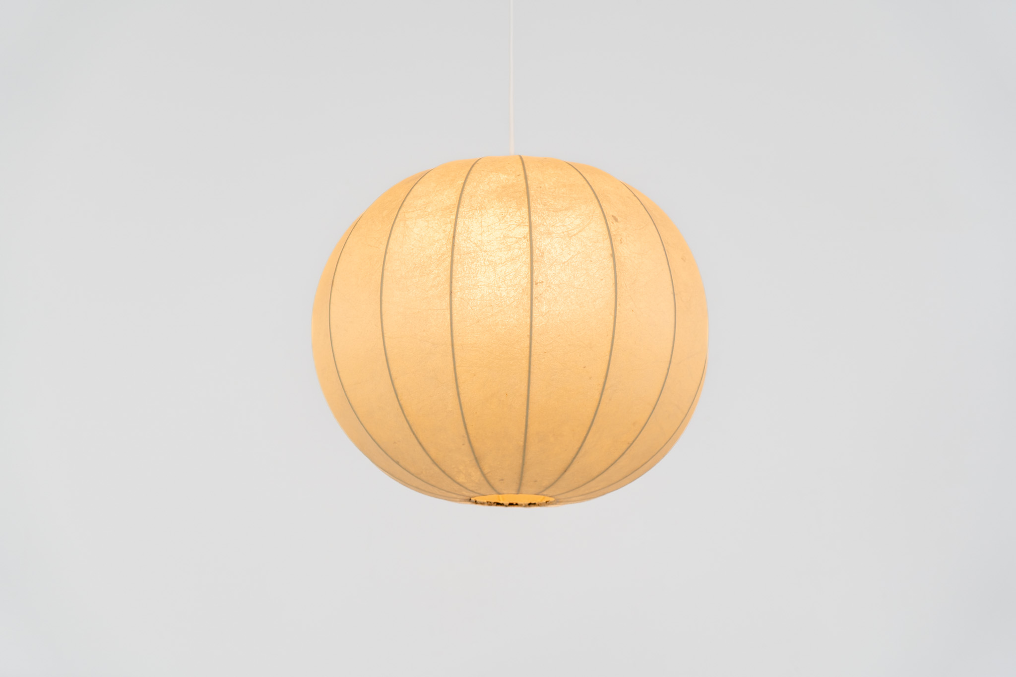 Large Cocoon pendant light (Germany, 1960s). A striking pendant crafted with a delicate polymer coating, sprayed over a white steel frame. Whether lit or unlit, it’s a true eye-catcher. Fitted with a standard E27 socket, making it fully compatible with all types of LED bulbs. In excellent vintage condition with some minor stains and an extremely minor tear in the material, only noticeable upon very close inspection.