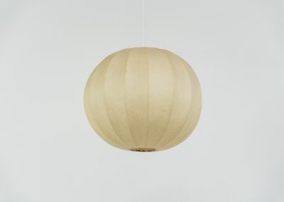 Large Cocoon pendant light (Germany, 1960s). A striking pendant crafted with a delicate polymer coating, sprayed over a white steel frame. Whether lit or unlit, it’s a true eye-catcher. Fitted with a standard E27 socket, making it fully compatible with all types of LED bulbs. In excellent vintage condition with some minor stains and an extremely minor tear in the material, only noticeable upon very close inspection.
