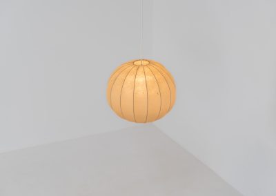 Large Cocoon pendant light (Germany, 1960s). A striking pendant crafted with a delicate polymer coating, sprayed over a white steel frame. Whether lit or unlit, it’s a true eye-catcher. Fitted with a standard E27 socket, making it fully compatible with all types of LED bulbs. In excellent vintage condition with some minor stains and an extremely minor tear in the material, only noticeable upon very close inspection.
