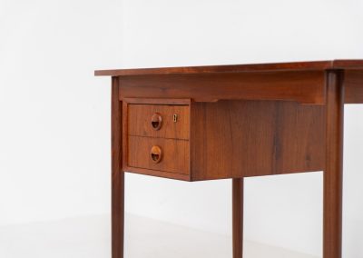 Stunning free standing drop-leaf desk in teak (Denmark, 1960s). It features a cabinet with two drawers and a convenient drop-leaf to add extra space. This writing desk presents itself in good condition!