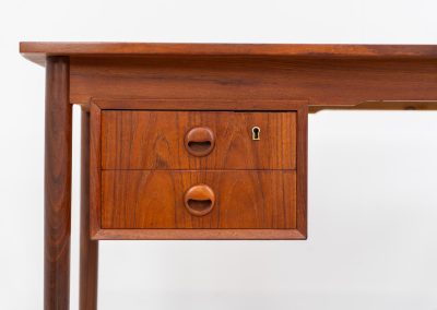 Stunning free standing drop-leaf desk in teak (Denmark, 1960s). It features a cabinet with two drawers and a convenient drop-leaf to add extra space. This writing desk presents itself in good condition!