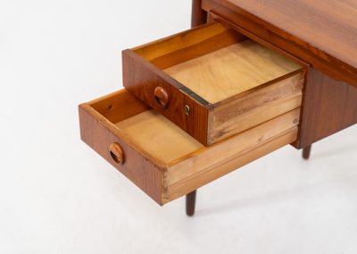 Stunning free standing drop-leaf desk in teak (Denmark, 1960s). It features a cabinet with two drawers and a convenient drop-leaf to add extra space. This writing desk presents itself in good condition!