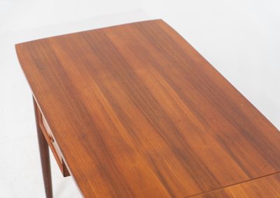 Stunning free standing drop-leaf desk in teak (Denmark, 1960s). It features a cabinet with two drawers and a convenient drop-leaf to add extra space. This writing desk presents itself in good condition!