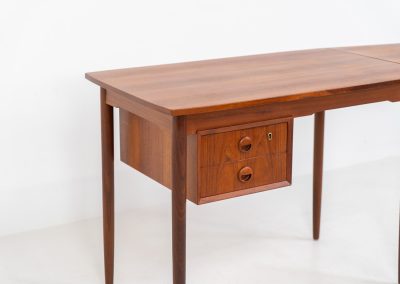 Stunning free standing drop-leaf desk in teak (Denmark, 1960s). It features a cabinet with two drawers and a convenient drop-leaf to add extra space. This writing desk presents itself in good condition!