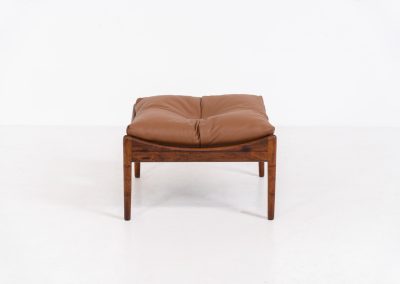 “Modus” stool by Kristian Vedel for Søren Willadsen in rosewood (Denmark, 1960s). This exceptional piece featured an elegant solid rosewood frame and the original cushion, newly upholstered in cognac leather. In very good condition with a nice patina on the wood. Marked by maker.