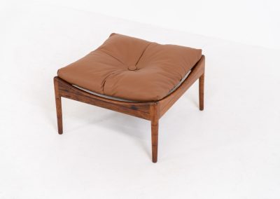 “Modus” stool by Kristian Vedel for Søren Willadsen in rosewood (Denmark, 1960s). This exceptional piece featured an elegant solid rosewood frame and the original cushion, newly upholstered in cognac leather. In very good condition with a nice patina on the wood. Marked by maker.