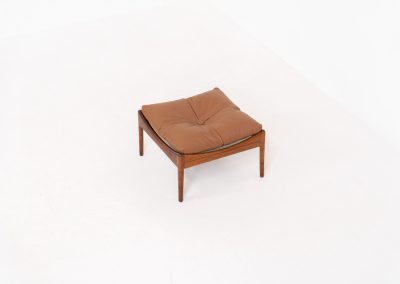 “Modus” stool by Kristian Vedel for Søren Willadsen in rosewood (Denmark, 1960s). This exceptional piece featured an elegant solid rosewood frame and the original cushion, newly upholstered in cognac leather. In very good condition with a nice patina on the wood. Marked by maker.