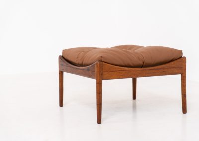 “Modus” stool by Kristian Vedel for Søren Willadsen in rosewood (Denmark, 1960s). This exceptional piece featured an elegant solid rosewood frame and the original cushion, newly upholstered in cognac leather. In very good condition with a nice patina on the wood. Marked by maker.