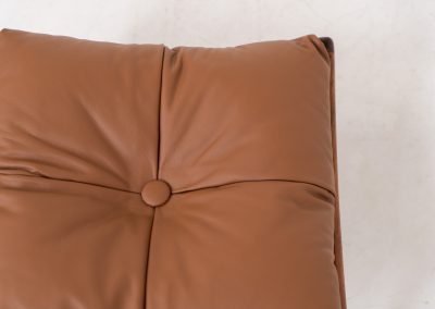 “Modus” stool by Kristian Vedel for Søren Willadsen in rosewood (Denmark, 1960s). This exceptional piece featured an elegant solid rosewood frame and the original cushion, newly upholstered in cognac leather. In very good condition with a nice patina on the wood. Marked by maker.