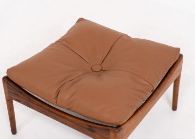 “Modus” stool by Kristian Vedel for Søren Willadsen in rosewood (Denmark, 1960s). This exceptional piece featured an elegant solid rosewood frame and the original cushion, newly upholstered in cognac leather. In very good condition with a nice patina on the wood. Marked by maker.