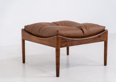 “Modus” stool by Kristian Vedel for Søren Willadsen in rosewood (Denmark, 1960s). This exceptional piece featured an elegant solid rosewood frame and the original cushion, newly upholstered in cognac leather. In very good condition with a nice patina on the wood. Marked by maker.