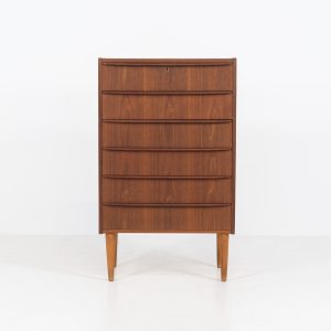 Chest of drawers in teak (Denmark, 1960s). A functional piece containing six drawers with sculpted handles. It’s in good condition with some visible traces of age.