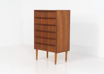 Chest of drawers in teak (Denmark, 1960s). A functional piece containing six drawers with sculpted handles. It’s in good condition with some visible traces of age.
