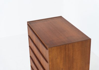 Chest of drawers in teak (Denmark, 1960s). A functional piece containing six drawers with sculpted handles. It’s in good condition with some visible traces of age.