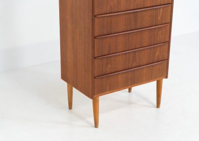 Chest of drawers in teak (Denmark, 1960s). A functional piece containing six drawers with sculpted handles. It’s in good condition with some visible traces of age.