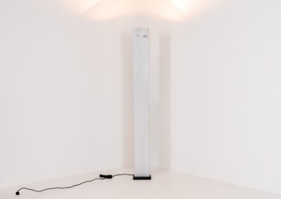 Uplighter Floor lamp by Gianfranco Frattini for Relco Milano (Italy, 1980s). A very minimalist lamp, executed in a clean, architectural form that acts as an indirect light source. The lamp is in very good condition and the original dimmer is functional. Marked by maker.