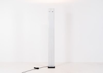 Uplighter Floor lamp by Gianfranco Frattini for Relco Milano (Italy, 1980s). A very minimalist lamp, executed in a clean, architectural form that acts as an indirect light source. The lamp is in very good condition and the original dimmer is functional. Marked by maker.