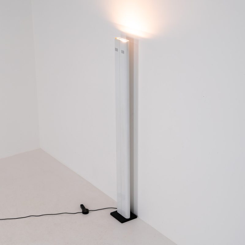 Uplighter Floor lamp by Gianfranco Frattini for Relco Milano (Italy, 1980s). A very minimalist lamp, executed in a clean, architectural form that acts as an indirect light source. The lamp is in very good condition and the original dimmer is functional. Marked by maker.