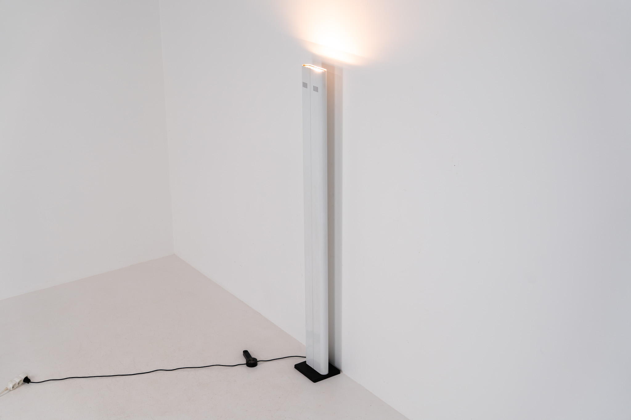 Uplighter Floor lamp by Gianfranco Frattini for Relco Milano (Italy, 1980s). A very minimalist lamp, executed in a clean, architectural form that acts as an indirect light source. The lamp is in very good condition and the original dimmer is functional. Marked by maker.