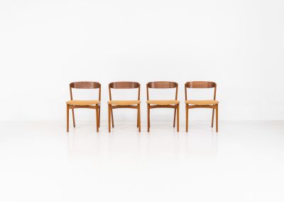 Set of 4 stunning ‘model 206’ dining chairs by Thomas Harlev for Farstrup (Denmark, 1960s). A beautiful design featuring a generously curved teak back rest and a solid beech frame with sleek lines. The chairs are newly upholstered in a orange/brown bouclé fabric. All chairs are in very good condition!