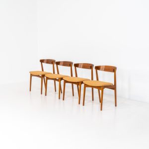 Set of 4 stunning ‘model 206’ dining chairs by Thomas Harlev for Farstrup (Denmark, 1960s). A beautiful design featuring a generously curved teak back rest and a solid beech frame with sleek lines. The chairs are newly upholstered in a orange/brown bouclé fabric. All chairs are in very good condition!