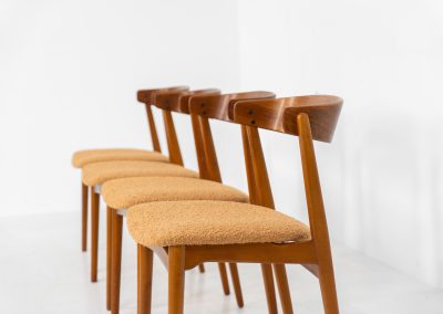 Set of 4 stunning ‘model 206’ dining chairs by Thomas Harlev for Farstrup (Denmark, 1960s). A beautiful design featuring a generously curved teak back rest and a solid beech frame with sleek lines. The chairs are newly upholstered in a orange/brown bouclé fabric. All chairs are in very good condition!