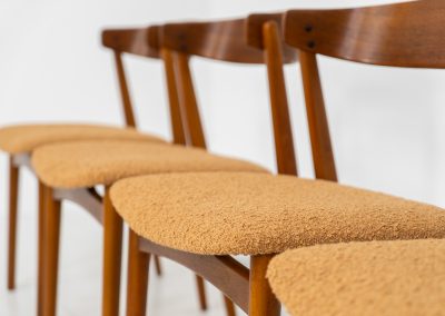 Set of 4 stunning ‘model 206’ dining chairs by Thomas Harlev for Farstrup (Denmark, 1960s). A beautiful design featuring a generously curved teak back rest and a solid beech frame with sleek lines. The chairs are newly upholstered in a orange/brown bouclé fabric. All chairs are in very good condition!