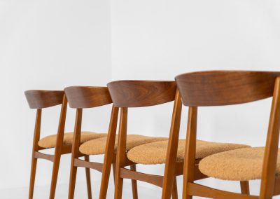 Set of 4 stunning ‘model 206’ dining chairs by Thomas Harlev for Farstrup (Denmark, 1960s). A beautiful design featuring a generously curved teak back rest and a solid beech frame with sleek lines. The chairs are newly upholstered in a orange/brown bouclé fabric. All chairs are in very good condition!