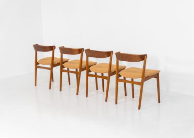 Set of 4 stunning ‘model 206’ dining chairs by Thomas Harlev for Farstrup (Denmark, 1960s). A beautiful design featuring a generously curved teak back rest and a solid beech frame with sleek lines. The chairs are newly upholstered in a orange/brown bouclé fabric. All chairs are in very good condition!