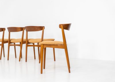 Set of 4 stunning ‘model 206’ dining chairs by Thomas Harlev for Farstrup (Denmark, 1960s). A beautiful design featuring a generously curved teak back rest and a solid beech frame with sleek lines. The chairs are newly upholstered in a orange/brown bouclé fabric. All chairs are in very good condition!