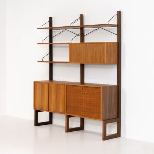 Stunning free standing wall unit by Poul Cadovius for Cado (Denmark, 1960s). This beautiful and versatile wall unit is a prime example of Cadovius’ timeless design. Featuring four shelves and three cabinets, it offers both lots of functionality and style. The modular system allows for endless configuration possibilities, enabling you to arrange the pieces to suit your personal taste and space. This piece is in very good condition. We have a similar 3-bay unit in stock aswel.