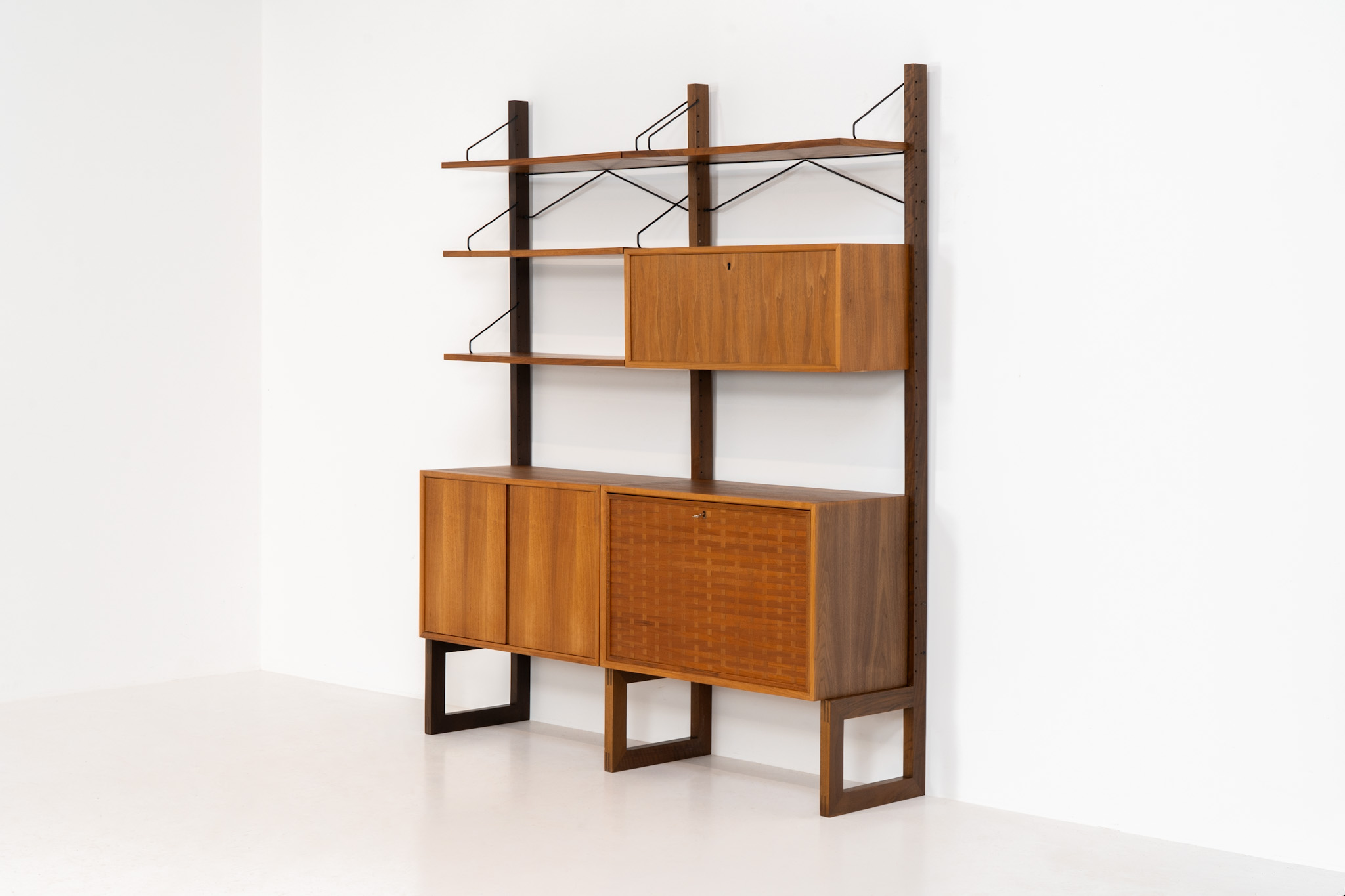 Stunning free standing wall unit by Poul Cadovius for Cado (Denmark, 1960s). This beautiful and versatile wall unit is a prime example of Cadovius’ timeless design. Featuring four shelves and three cabinets, it offers both lots of functionality and style. The modular system allows for endless configuration possibilities, enabling you to arrange the pieces to suit your personal taste and space. This piece is in very good condition. We have a similar 3-bay unit in stock aswel.