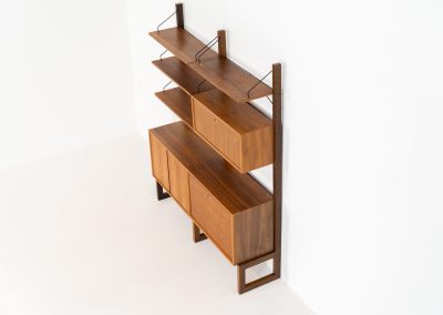 Stunning free standing wall unit by Poul Cadovius for Cado (Denmark, 1960s). This beautiful and versatile wall unit is a prime example of Cadovius’ timeless design. Featuring four shelves and three cabinets, it offers both lots of functionality and style. The modular system allows for endless configuration possibilities, enabling you to arrange the pieces to suit your personal taste and space. This piece is in very good condition. We have a similar 3-bay unit in stock aswel.