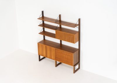 Stunning free standing wall unit by Poul Cadovius for Cado (Denmark, 1960s). This beautiful and versatile wall unit is a prime example of Cadovius’ timeless design. Featuring four shelves and three cabinets, it offers both lots of functionality and style. The modular system allows for endless configuration possibilities, enabling you to arrange the pieces to suit your personal taste and space. This piece is in very good condition. We have a similar 3-bay unit in stock aswel.