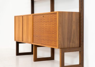 Stunning free standing wall unit by Poul Cadovius for Cado (Denmark, 1960s). This beautiful and versatile wall unit is a prime example of Cadovius’ timeless design. Featuring four shelves and three cabinets, it offers both lots of functionality and style. The modular system allows for endless configuration possibilities, enabling you to arrange the pieces to suit your personal taste and space. This piece is in very good condition. We have a similar 3-bay unit in stock aswel.
