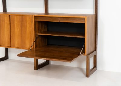 Stunning free standing wall unit by Poul Cadovius for Cado (Denmark, 1960s). This beautiful and versatile wall unit is a prime example of Cadovius’ timeless design. Featuring four shelves and three cabinets, it offers both lots of functionality and style. The modular system allows for endless configuration possibilities, enabling you to arrange the pieces to suit your personal taste and space. This piece is in very good condition. We have a similar 3-bay unit in stock aswel.