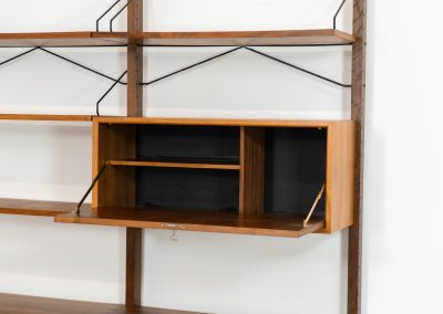 Stunning free standing wall unit by Poul Cadovius for Cado (Denmark, 1960s). This beautiful and versatile wall unit is a prime example of Cadovius’ timeless design. Featuring four shelves and three cabinets, it offers both lots of functionality and style. The modular system allows for endless configuration possibilities, enabling you to arrange the pieces to suit your personal taste and space. This piece is in very good condition. We have a similar 3-bay unit in stock aswel.
