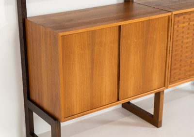 Stunning free standing wall unit by Poul Cadovius for Cado (Denmark, 1960s). This beautiful and versatile wall unit is a prime example of Cadovius’ timeless design. Featuring four shelves and three cabinets, it offers both lots of functionality and style. The modular system allows for endless configuration possibilities, enabling you to arrange the pieces to suit your personal taste and space. This piece is in very good condition. We have a similar 3-bay unit in stock aswel.