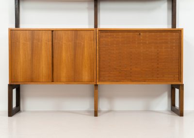 Stunning free standing wall unit by Poul Cadovius for Cado (Denmark, 1960s). This beautiful and versatile wall unit is a prime example of Cadovius’ timeless design. Featuring four shelves and three cabinets, it offers both lots of functionality and style. The modular system allows for endless configuration possibilities, enabling you to arrange the pieces to suit your personal taste and space. This piece is in very good condition. We have a similar 3-bay unit in stock aswel.