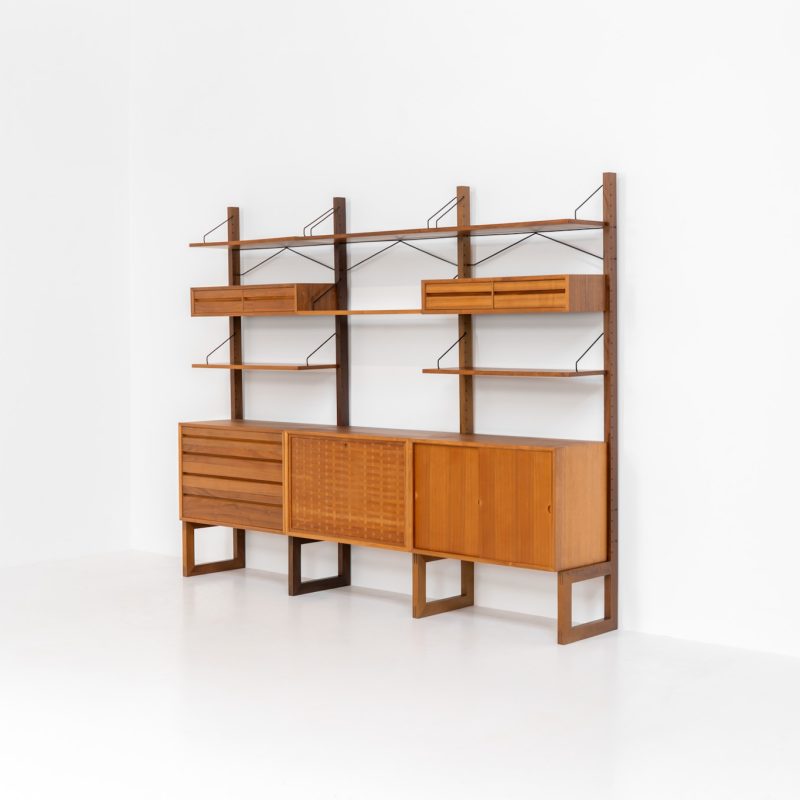 Stunning free standing wall unit by Poul Cadovius for Cado (Denmark, 1960s). This beautiful and versatile wall unit is a prime example of Cadovius’ timeless design. Featuring six shelves and five cabinets, it offers both lots of functionality and style. The modular system allows for endless configuration possibilities, enabling you to arrange the pieces to suit your personal taste and space. This piece is in very good condition.