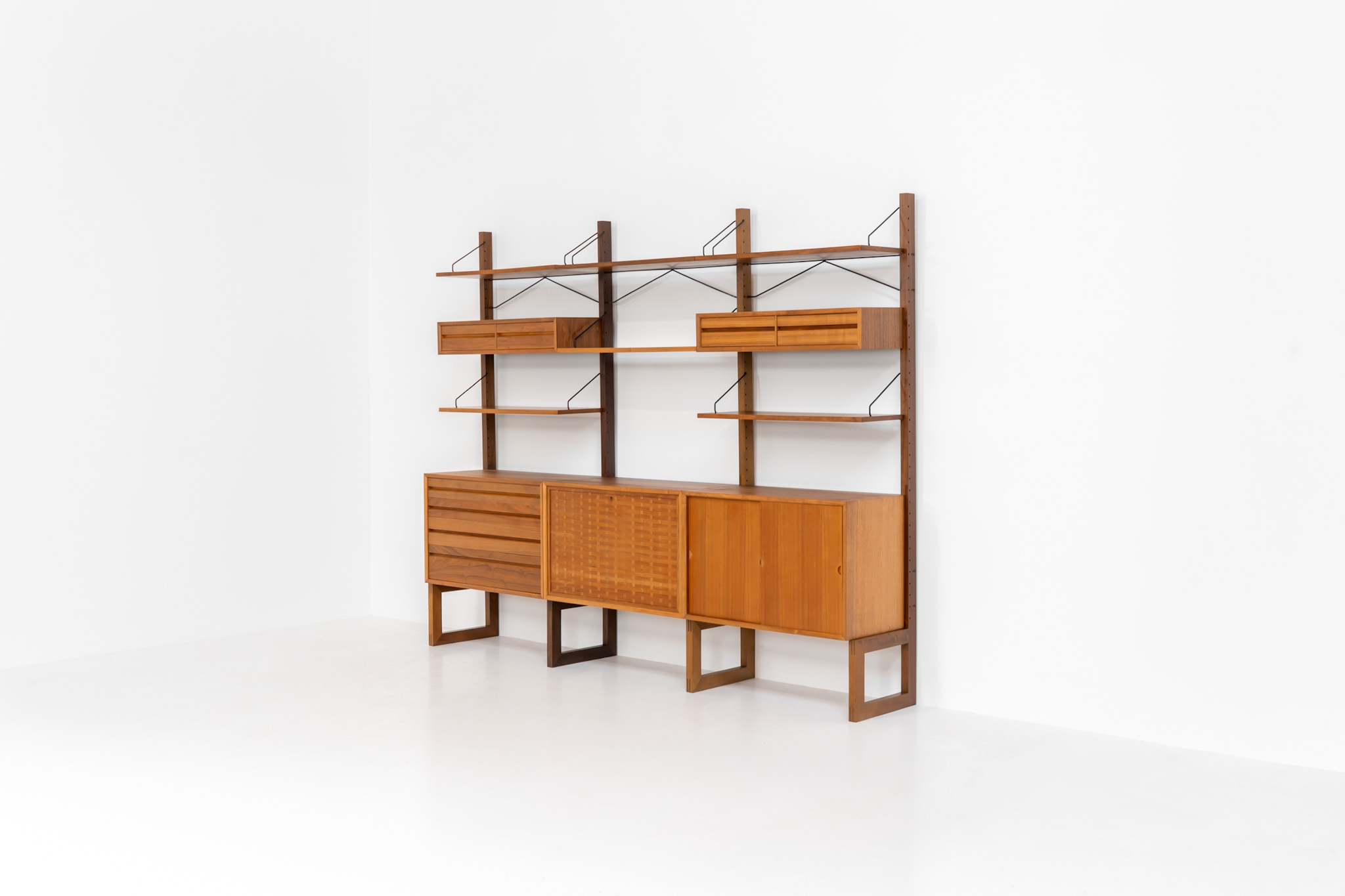 Stunning free standing wall unit by Poul Cadovius for Cado (Denmark, 1960s). This beautiful and versatile wall unit is a prime example of Cadovius’ timeless design. Featuring six shelves and five cabinets, it offers both lots of functionality and style. The modular system allows for endless configuration possibilities, enabling you to arrange the pieces to suit your personal taste and space. This piece is in very good condition.