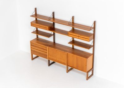 Stunning free standing wall unit by Poul Cadovius for Cado (Denmark, 1960s). This beautiful and versatile wall unit is a prime example of Cadovius’ timeless design. Featuring six shelves and five cabinets, it offers both lots of functionality and style. The modular system allows for endless configuration possibilities, enabling you to arrange the pieces to suit your personal taste and space. This piece is in very good condition.