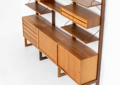 Stunning free standing wall unit by Poul Cadovius for Cado (Denmark, 1960s). This beautiful and versatile wall unit is a prime example of Cadovius’ timeless design. Featuring six shelves and five cabinets, it offers both lots of functionality and style. The modular system allows for endless configuration possibilities, enabling you to arrange the pieces to suit your personal taste and space. This piece is in very good condition.