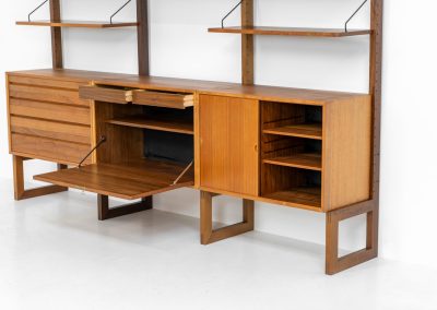 Stunning free standing wall unit by Poul Cadovius for Cado (Denmark, 1960s). This beautiful and versatile wall unit is a prime example of Cadovius’ timeless design. Featuring six shelves and five cabinets, it offers both lots of functionality and style. The modular system allows for endless configuration possibilities, enabling you to arrange the pieces to suit your personal taste and space. This piece is in very good condition.