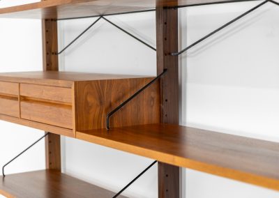 Stunning free standing wall unit by Poul Cadovius for Cado (Denmark, 1960s). This beautiful and versatile wall unit is a prime example of Cadovius’ timeless design. Featuring six shelves and five cabinets, it offers both lots of functionality and style. The modular system allows for endless configuration possibilities, enabling you to arrange the pieces to suit your personal taste and space. This piece is in very good condition.