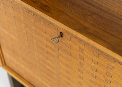 Stunning free standing wall unit by Poul Cadovius for Cado (Denmark, 1960s). This beautiful and versatile wall unit is a prime example of Cadovius’ timeless design. Featuring six shelves and five cabinets, it offers both lots of functionality and style. The modular system allows for endless configuration possibilities, enabling you to arrange the pieces to suit your personal taste and space. This piece is in very good condition.